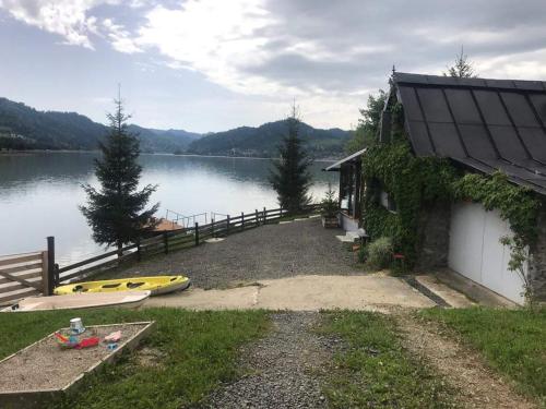 Фотография гостевого дома Traditional Casa Pescarului langa lac cu ponton