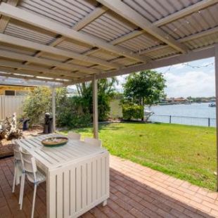 Фотография гостевого дома Lowset home on the canal - Dolphin Dr, Bongaree