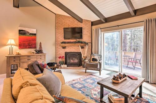 Фотография гостевого дома Condo with Deck about 1 Mi to Lake Tahoe and Diamond Peak