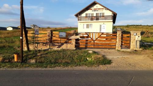 Фотографии гостевого дома
Pensiunea agroturistica Casa Sirca