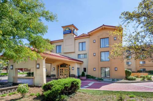 Фотография гостиницы Days Inn & Suites by Wyndham Arlington Heights