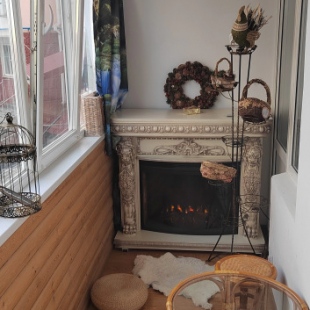 Фотография квартиры Квартира с новым евро-ремонтом и камином и лоджией в стиле шале