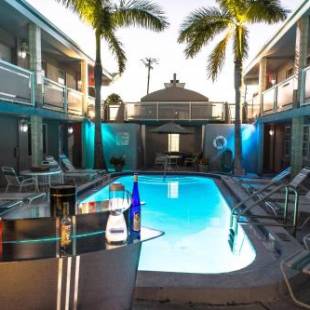 Фотографии гостиницы 
            Camelot Beach Suites