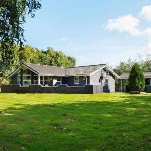 Фотографии гостевого дома
Three-Bedroom Holiday home in Hemmet 14