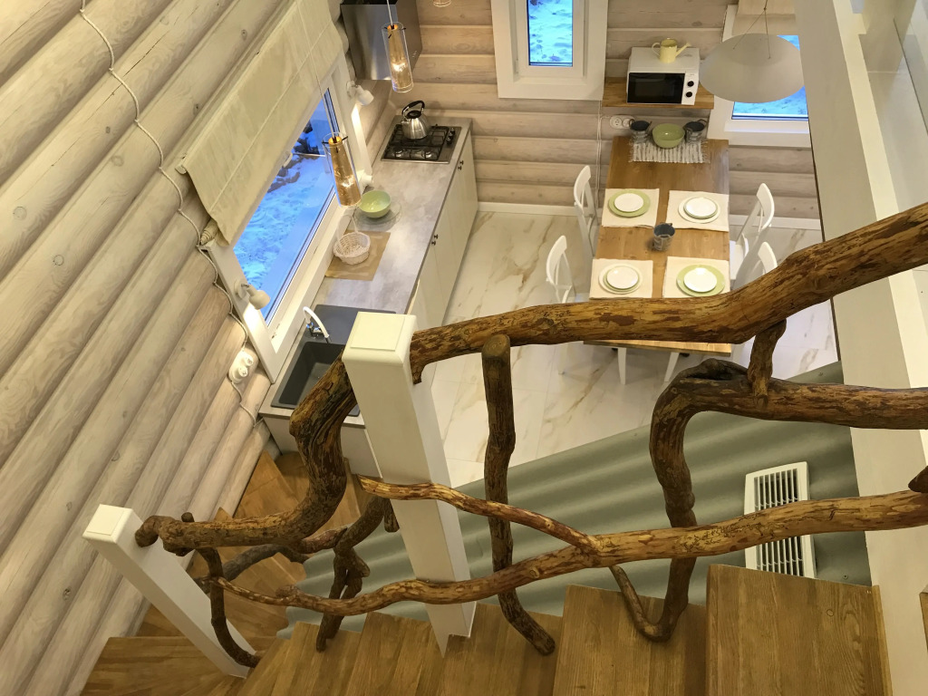 Фотография Коттеджа Частный дом Дом на скале с видом на озеро.