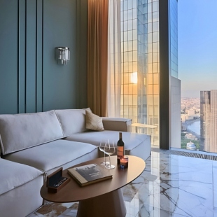 Фотография квартиры Апартаменты Sky City Moscow пентхаус-формат на 64 этаже: оникс, подсветка, панорамные окна Уникальный вид на башни и город