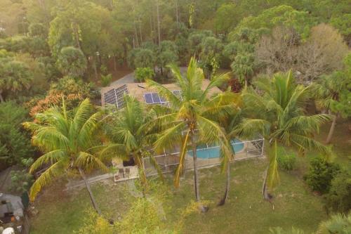 Фотография гостевого дома JUPITER WATERFALLS - NEWLY UPDATED - TIKI HUT, FIRE PIT, KITCHEN, POOL HEATER and MORE