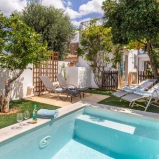 Фотография гостевого дома Can Miquel Beautiful family house with pool next to the beach