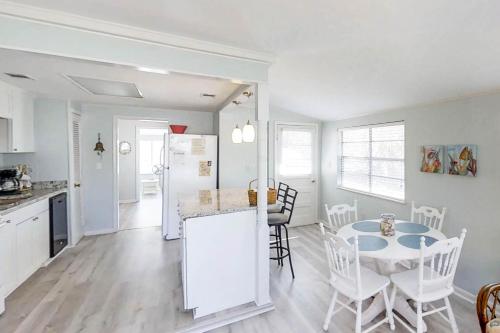 Фотография гостевого дома Beach Cottage on Jones