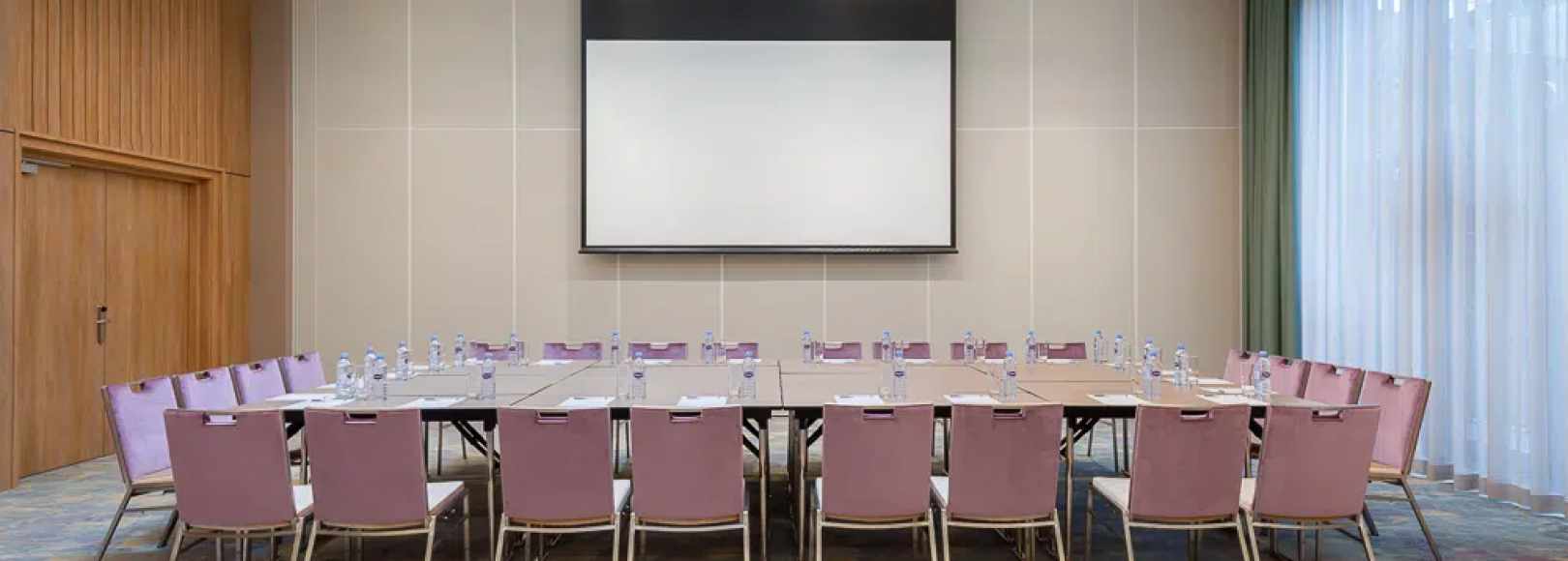 Фотография конференц-зала Сухум