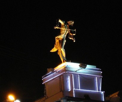 Фотографии памятника 
            Памятник скрипачу на крыше