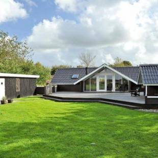 Фотографии гостевого дома
Three-Bedroom Holiday home in Ansager 16