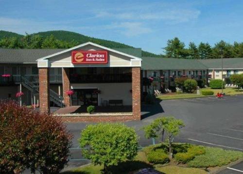 Фотография гостиницы Clarion Inn & Suites Lake George