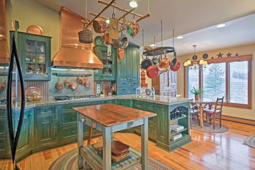 Фотография гостевого дома Granby House with Deck, Mtn View - 2 Mi from Skiing!