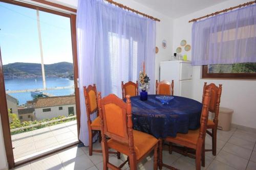 Фотография гостевого дома Apartments with a parking space Vis - 8883