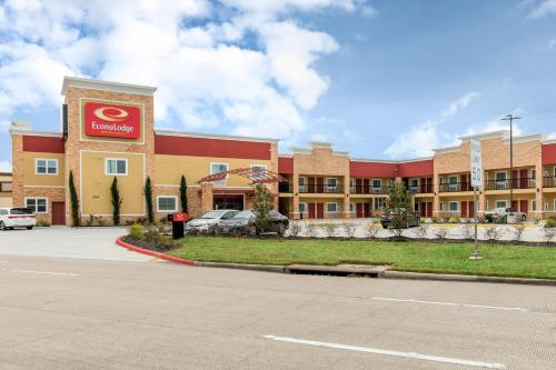 Фотография гостиницы Econo Lodge Inn & Suites Houston Willowbrook