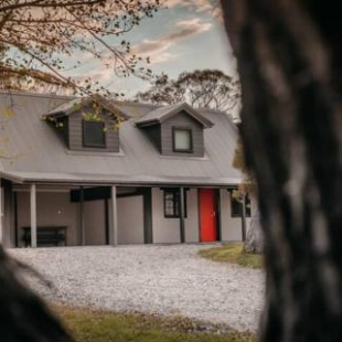 Фотография гостевого дома Mia Creek - Red Door Cottage