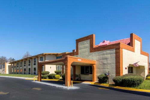 Фотография гостиницы Travelodge by Wyndham Forsyth