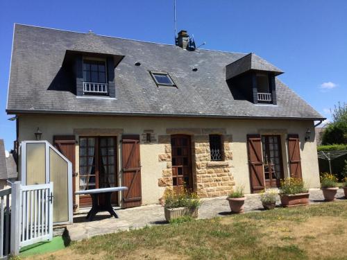 Фотография гостевого дома Coup de cœur assuré ! CALM Comme à la Maison ! maison spacieuse avec grande terrasse pour 2 à 5 personnes proximité Granville et mer avec wifi et parking gratuits