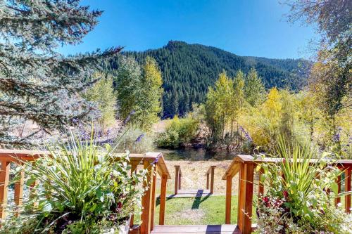 Фотография гостевого дома Creekside Retreat