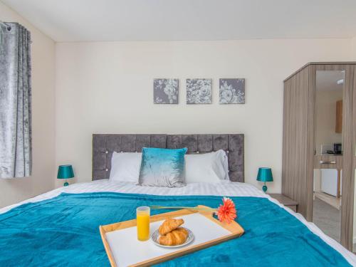 Фотография мини отеля 5 Bedroom Contractor House with Free Parking and Free WiFi - Outfield Homes by Your Lettings Peterborough