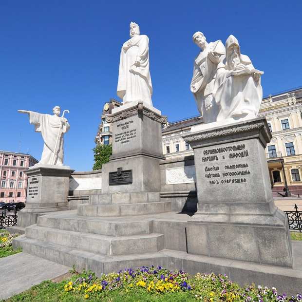 Фотографии памятника 
            Памятник княгине Ольге
