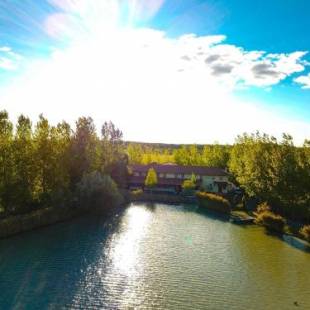 Фотография гостиницы Hotel Bíbic**** és Tüskevár Panzió és Horgásztó