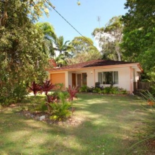 Фотография гостевого дома 35 Santa Monica Avenue Coolum Beach, Pet Friendly, Linen Included