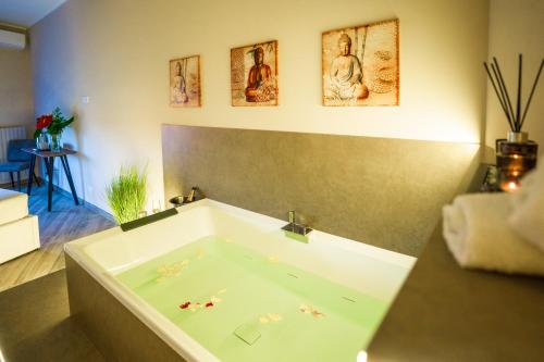 Фотографии мини отеля
Etnic Suite