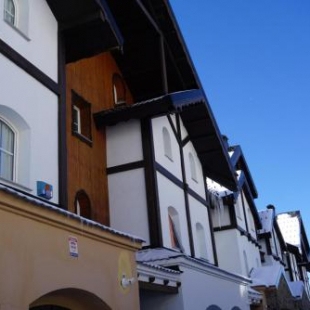 Фотография гостевого дома Beautifully Renovated 4 Bedroom Apt + Kid's Room