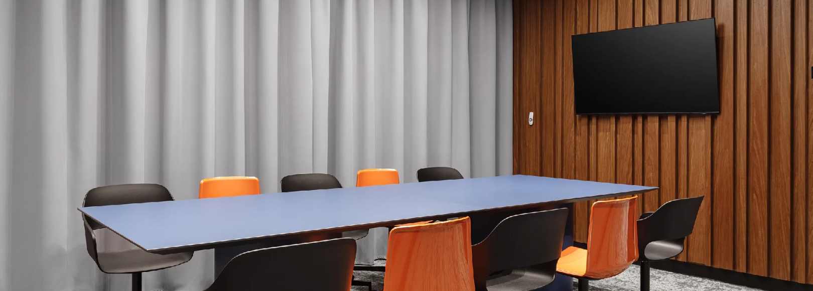 Фотография комнаты для переговоров Малая переговорная комната  Dion Inn