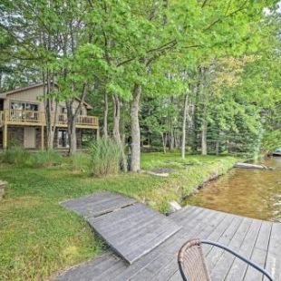 Фотография гостевого дома North Arrowhead Lake House with Deck and Grill!