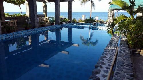 Фотографии гостиницы 
            RedDoorz @ White Castle Beach Resort Iba Zambales