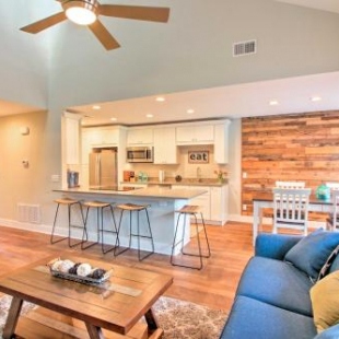 Фотография гостевого дома Villa with Golf Course Views, Walk to Harbour Town!