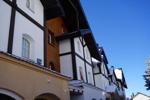 Фотография гостевого дома Beautifully Renovated 4 Bedroom Apt + Kid's Room