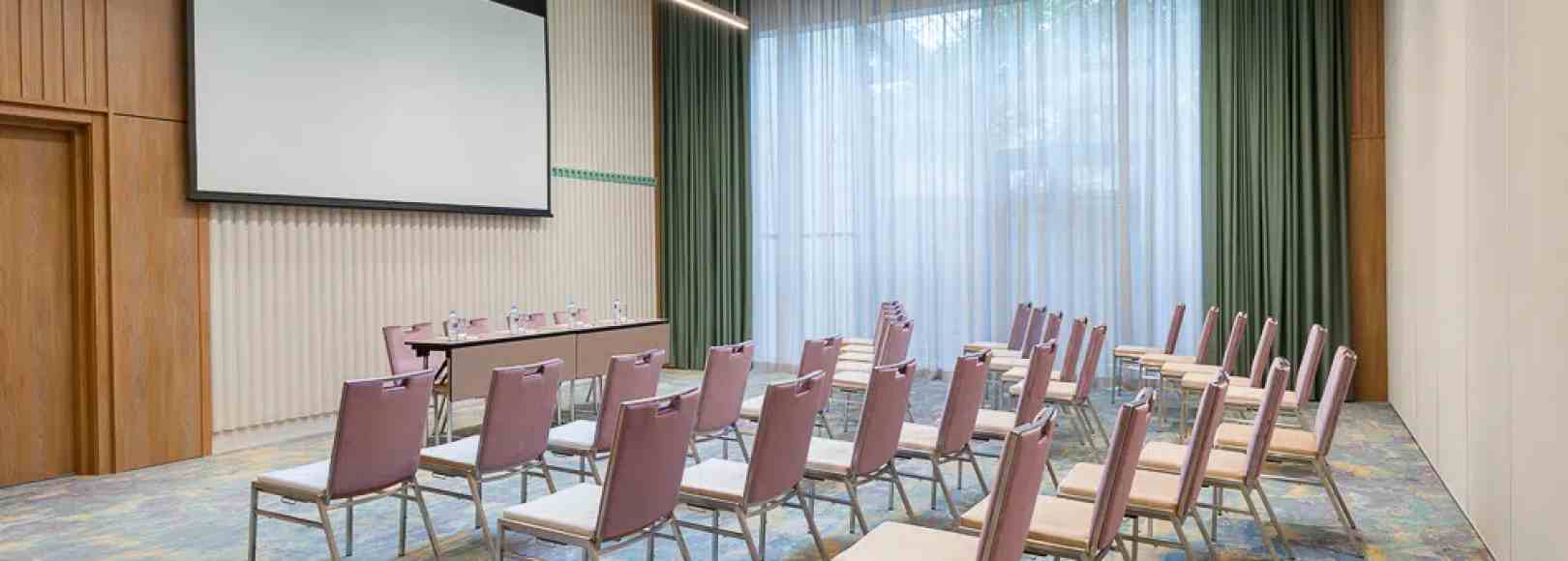 Фотография конференц-зала Феррара