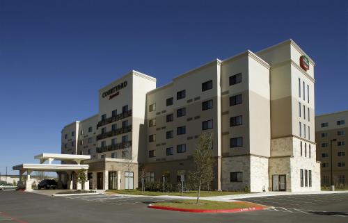 Фотография гостиницы Courtyard by Marriott San Antonio Six Flags at The RIM