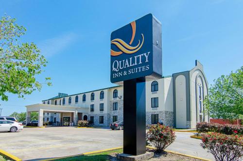 Фотография гостиницы Quality Inn & Suites Near Tanger Outlet Mall
