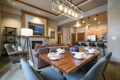 Фотография гостевого дома New Listing in the Heart of the Village at Northstar! Iron Horse South 106