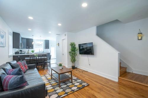 Фотография гостевого дома Modern Colonial 3BR 2BA House 5m to DC & DCA, by CozySuites