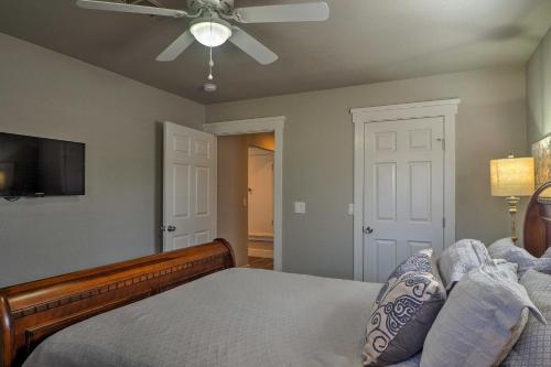 Фотография гостевого дома Cozy Home Blocks to Georgetown Square and SU!