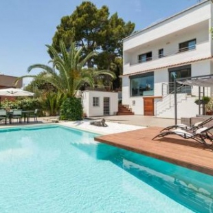 Фотография гостевого дома Moderna villa con piscina y amplio jardín