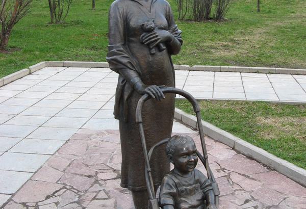 Фотография памятника Скульптура мамы с ребенком
