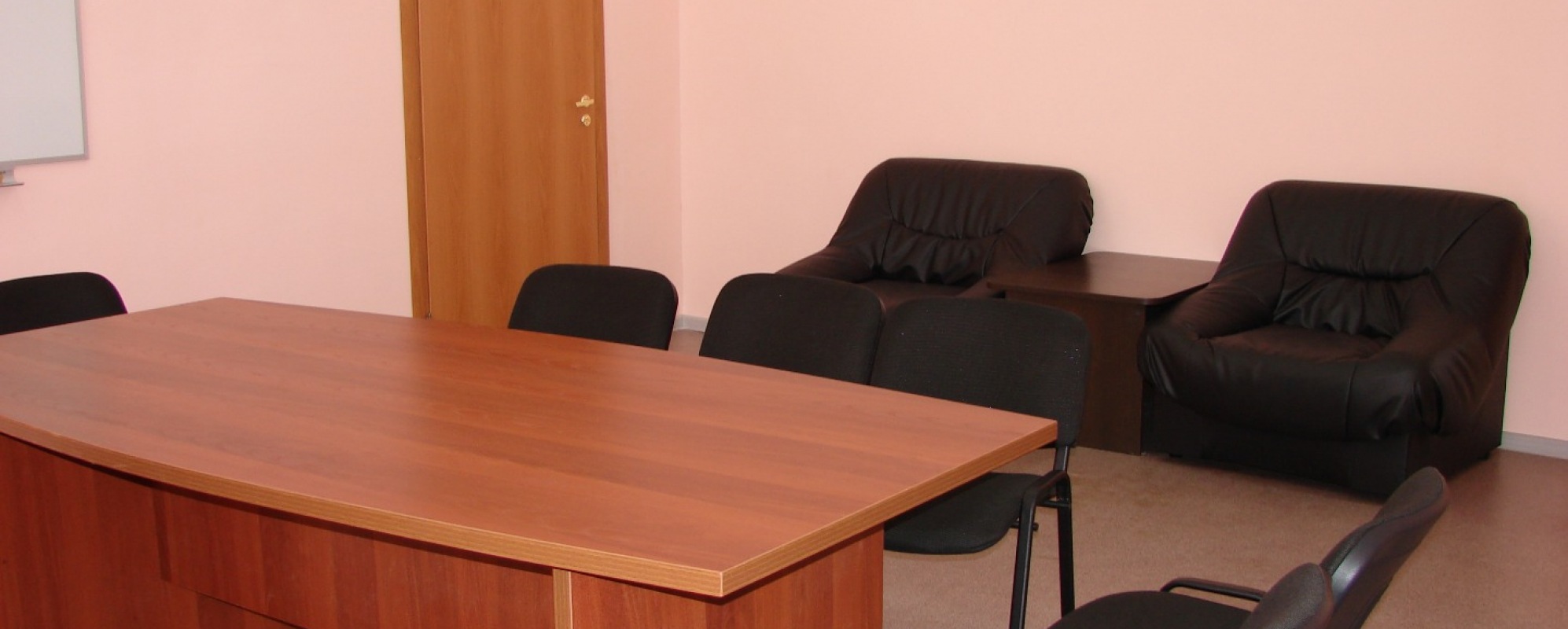 Фотографии комнаты для переговоров Бизнес-инкубатора Татлин