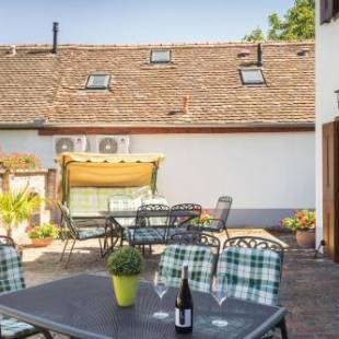 Фотографии гостевого дома
Blum Pince - Borozó Vendégház