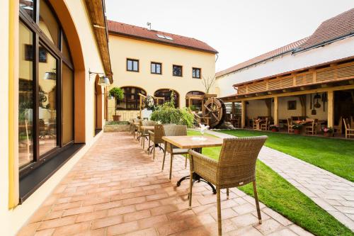 Фотография гостиницы Hotel Selsky Dvur - Bohemian Village Courtyard