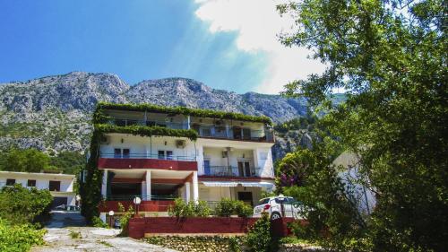 Фотография гостевого дома Apartments with a parking space Zivogosce - Porat, Makarska - 16289