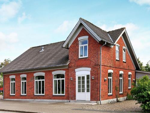 Фотография гостевого дома Three-Bedroom Holiday home in Bredebro