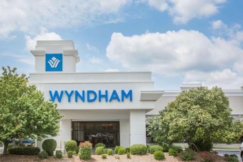 Фотография гостиницы Wyndham Riverfront Hotel