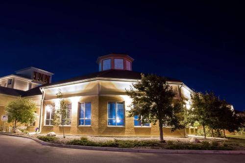 Фотография гостиницы Royal Hotel Edmonton Airport Trademark Collection By Wyndham